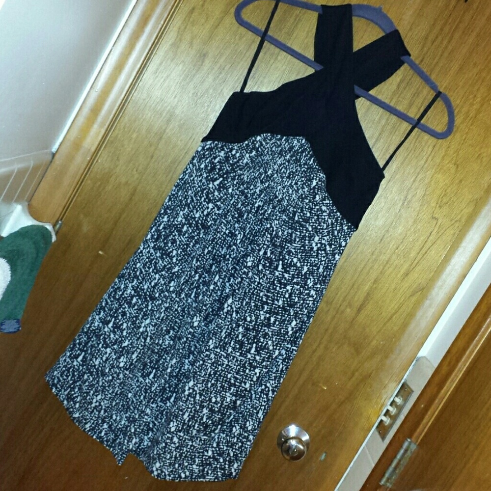 KENNETH COLE Cross Neck