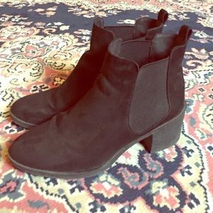 Heeled black Chelsea boots