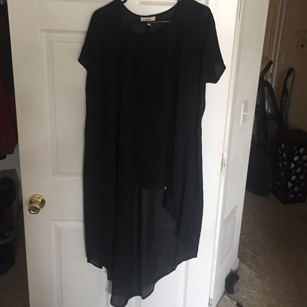 Black high low shirt