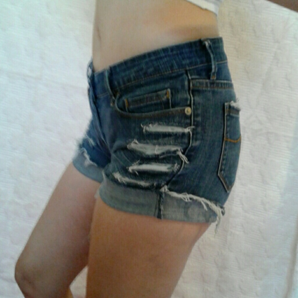 Guess Belmont sz 27" Destroyed Jean Shorts