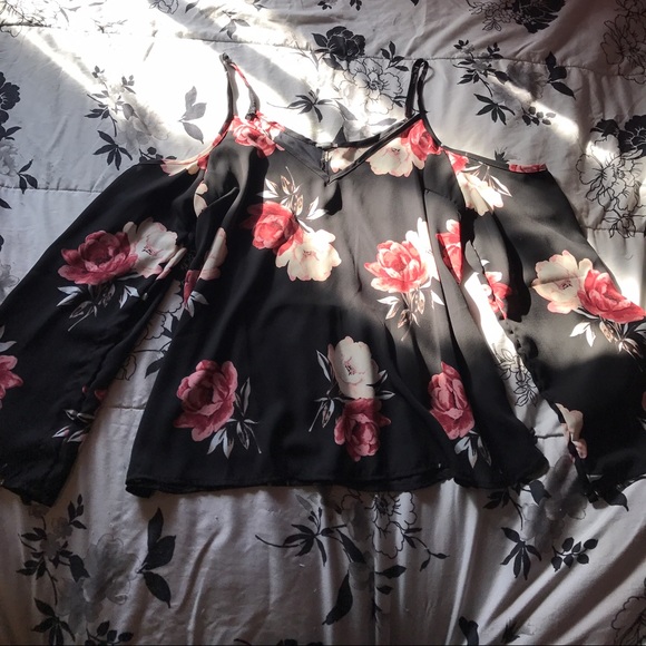 ✨SOLD✨ Cold Shoulder Top - Picture 3 of 3