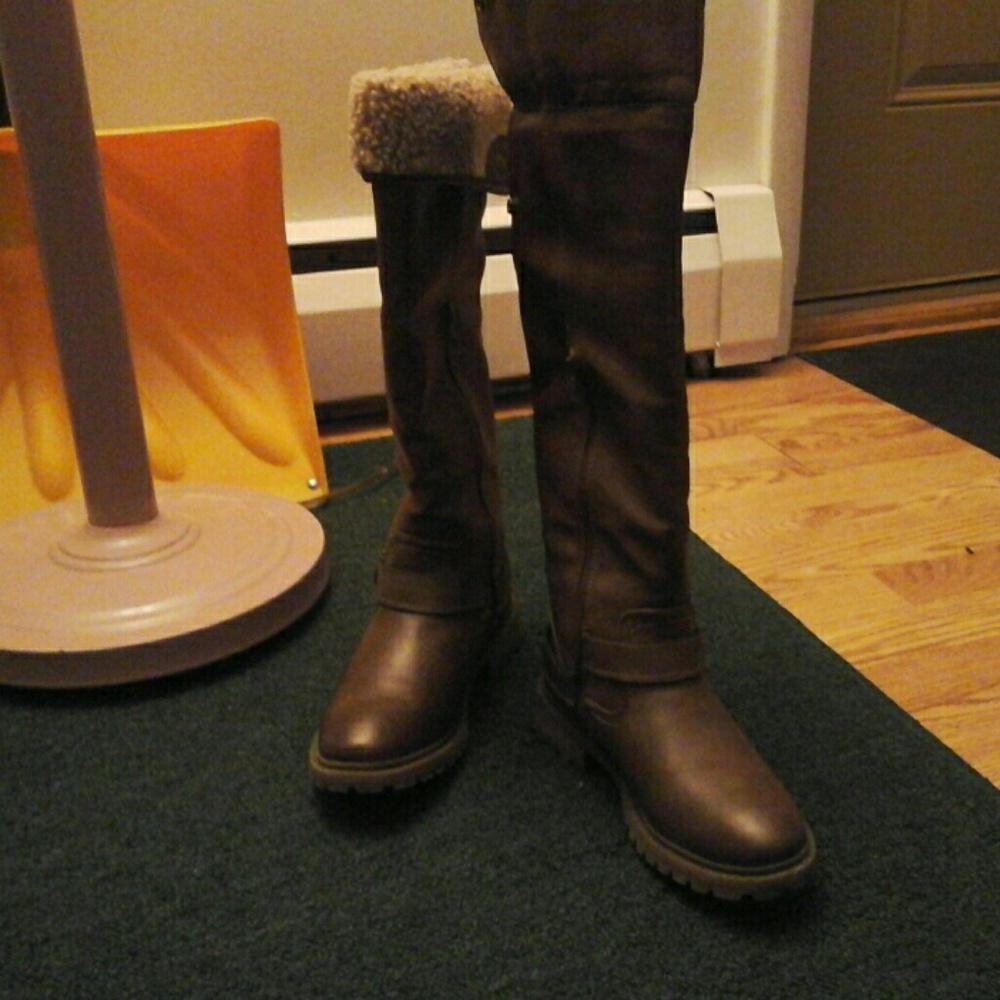 (SALE PRICE)Boots size 7 (BRAND NEW)