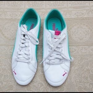 White/teal/pink Pumas in excellent condition