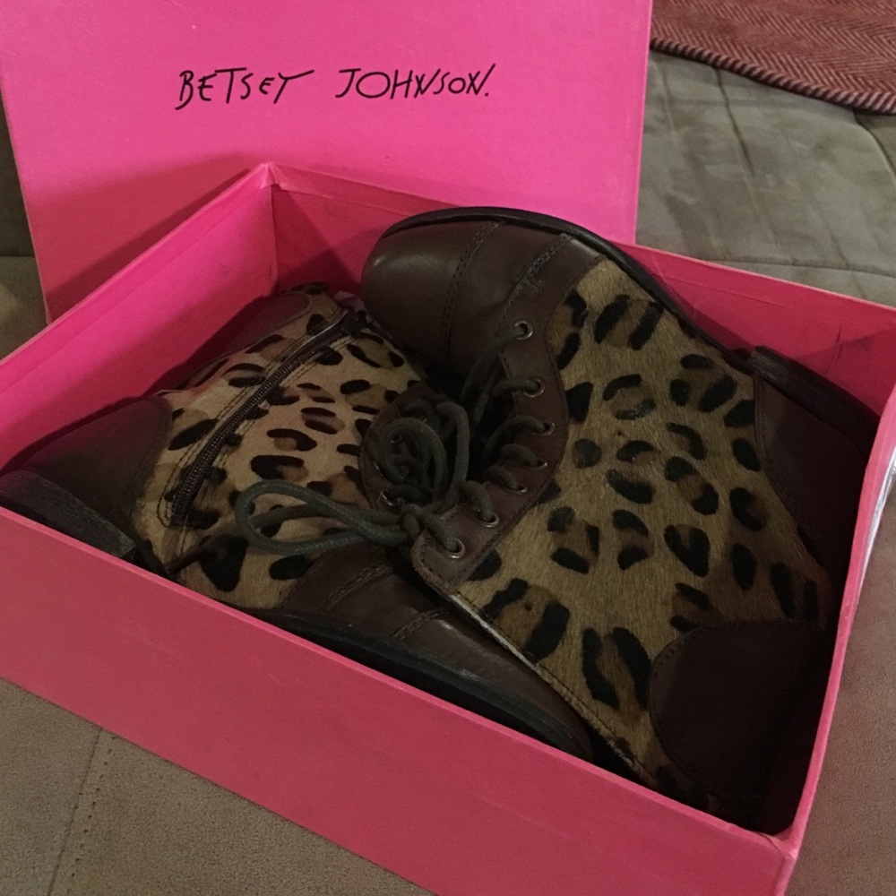 betsey johnson leopard print combat boots!