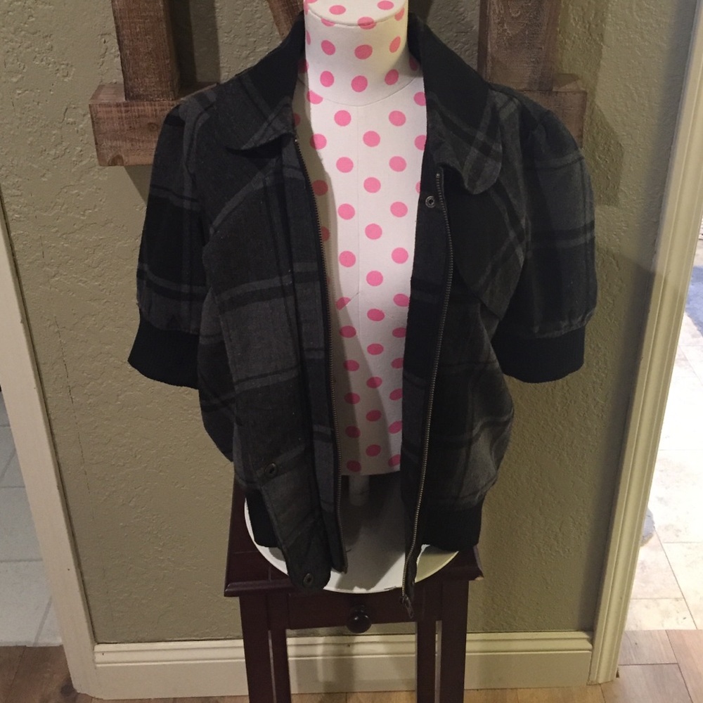 Short Sleeve Layering Jacket. - Picture 2 of 3