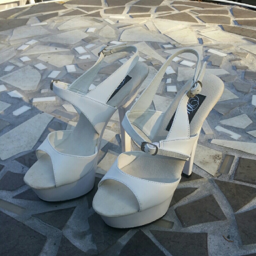 White 5in patent leather heels size 7 1/2