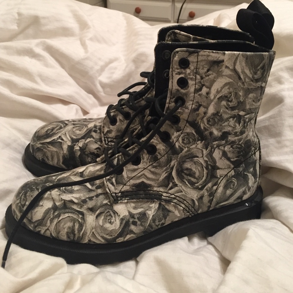 EUC Beckett Rose & Skull Dr. Martens Boots