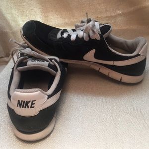 Nike Women's Eclipse Sneaker - black