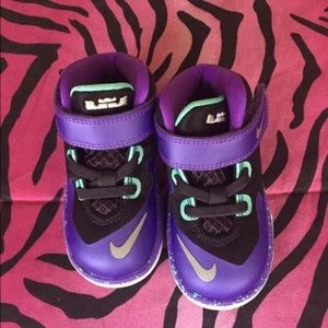 toddler's nike lebron james velcro shoes size 6