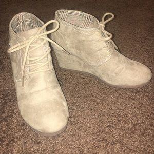 Barely worn beige booties!!
