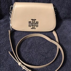 Tory Burch Britten Patent Mini Cross (French Gray)