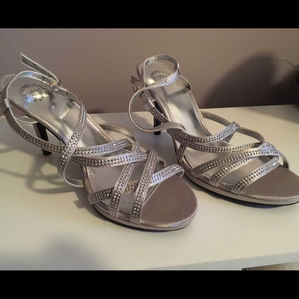 Only worn once size 8 I. Miller Silver heels !