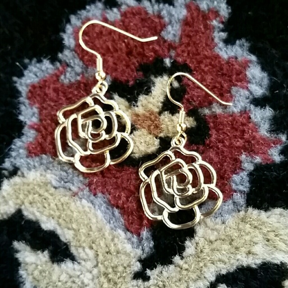 3D Gold Rose Earrings - Picture 3 of 3