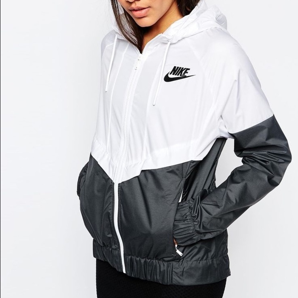 Nike woman windbreaker