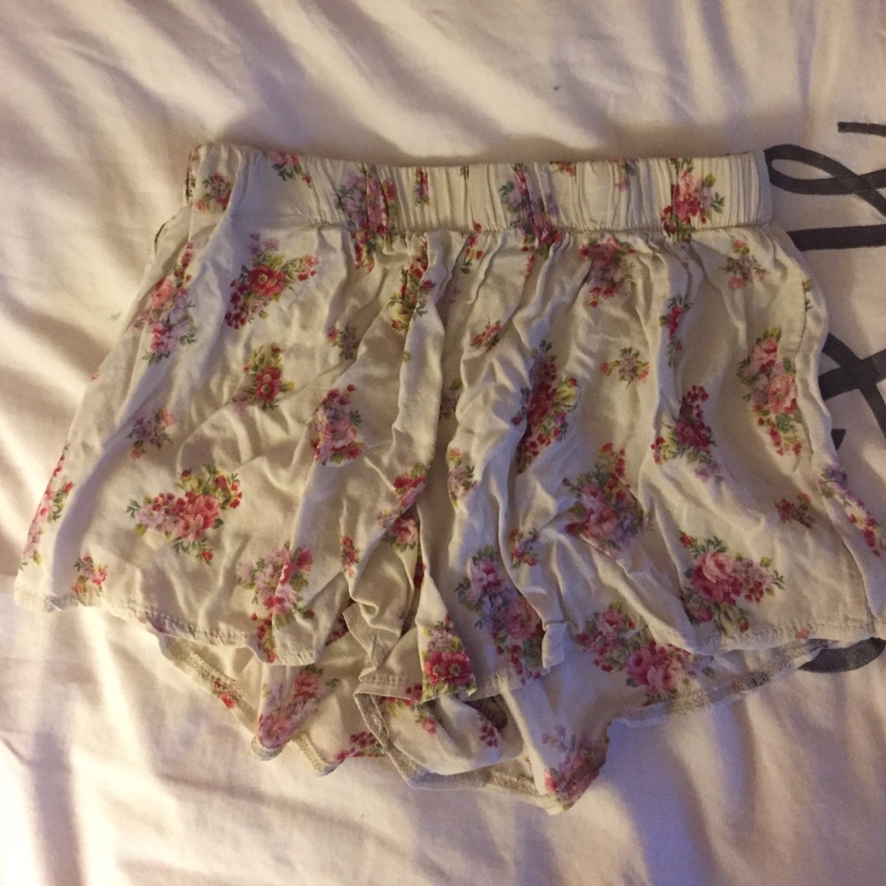 Brandy Melville floral, flown shorts