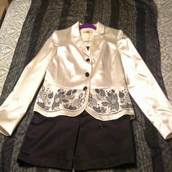 Women's suit - Picture 1 of 3