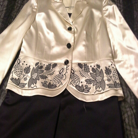 Women's suit - Picture 2 of 3