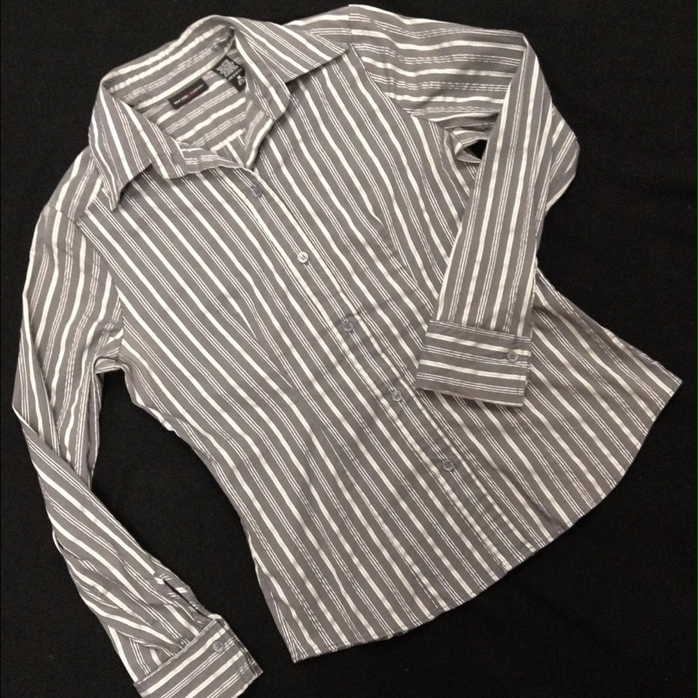 New York & Co. dress shirt size Medium.