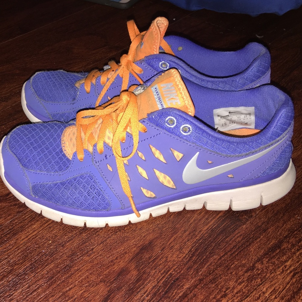 NIKE SNEAKERS!