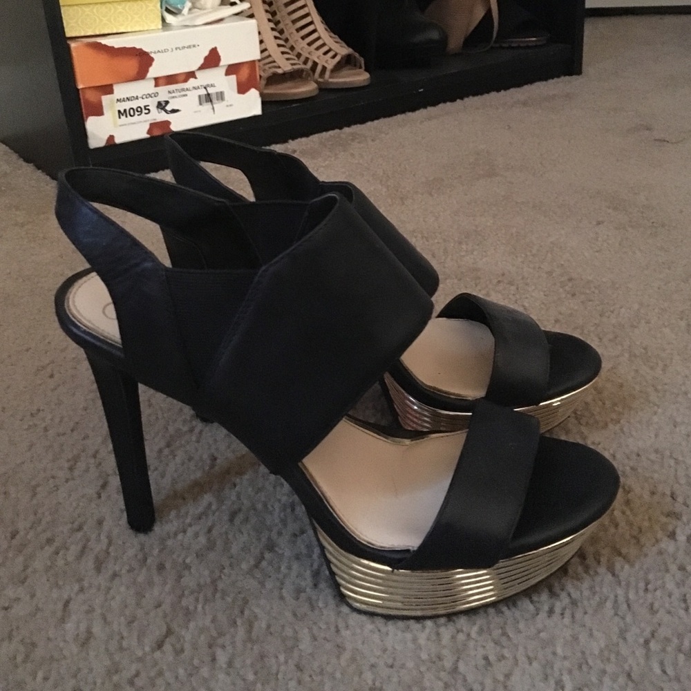 Gorgeous Jessica Simpson black and gold heels!