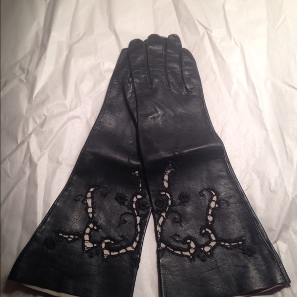 Vintage cutaway black kid Mid-length gloves. - Picture 1 of 2