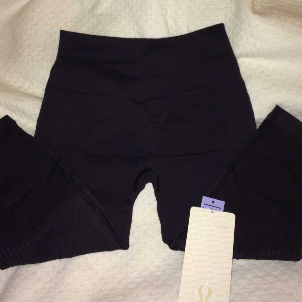 Lululemon flow and go crop
