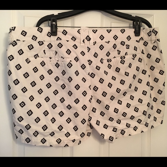 Cute Old Navy Black & White Shorts - Picture 2 of 3