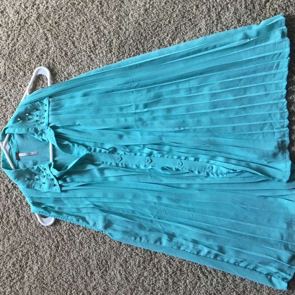 Sleeveless teal shirt