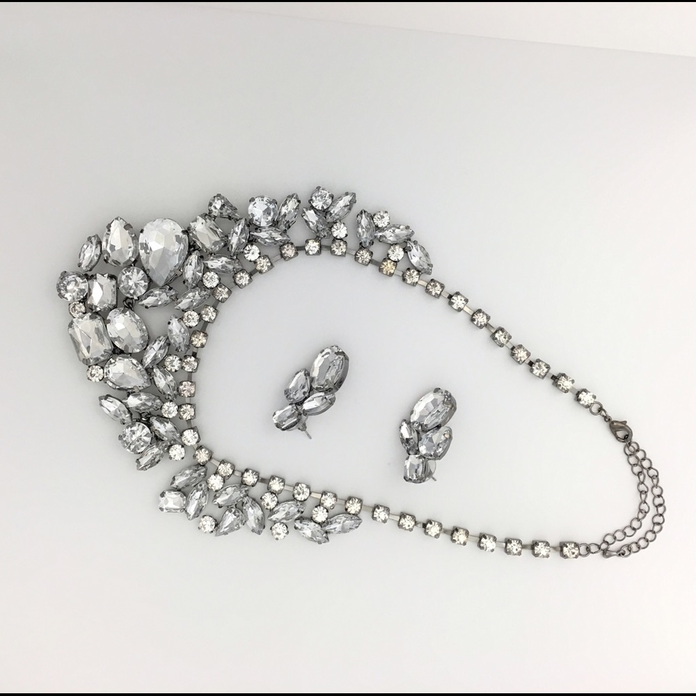 Fashion  necklace set on silver plated metal.