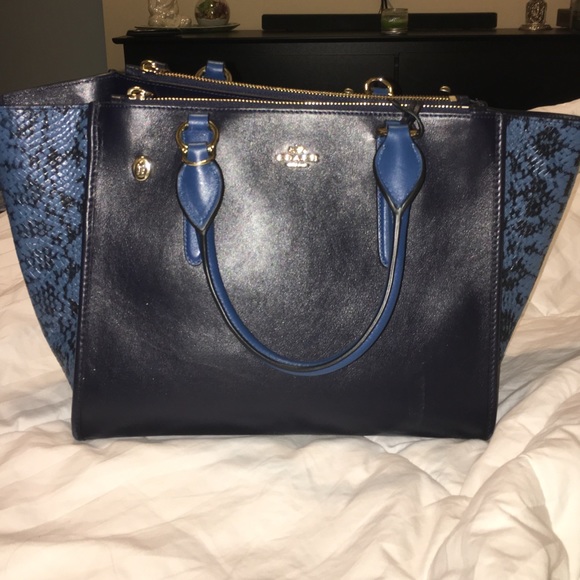 2 month old Navy blue w Aligator Coach bag - Picture 3 of 3