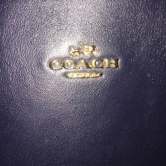 2 month old Navy blue w Aligator Coach bag - Picture 2 of 3