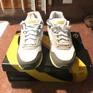 Brand new, never worn once. Box kept. Size 10