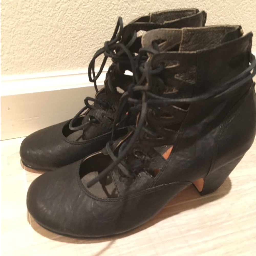 Black Gee WaWa leather booties