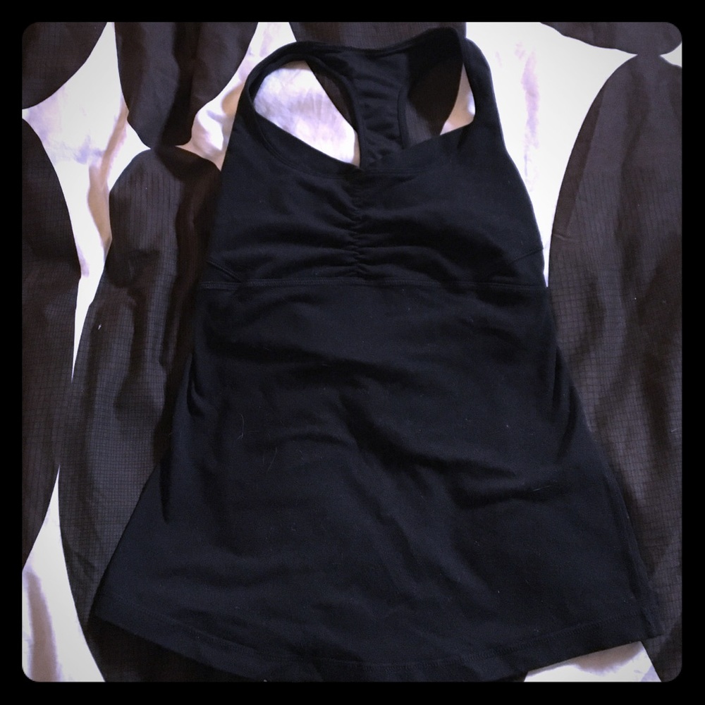 Lululemon racerback tank w shelf bra.