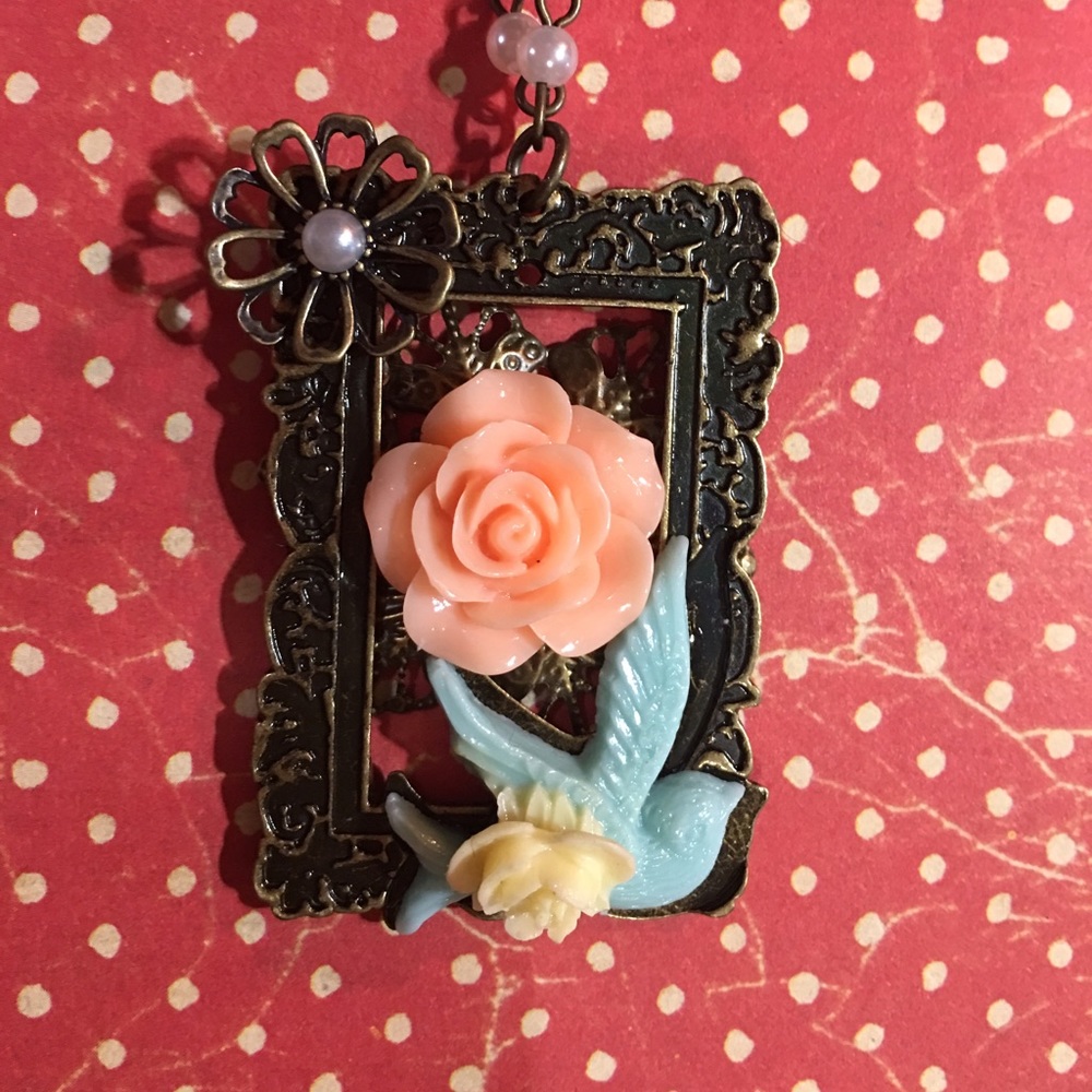 Flower and dove pearl necklace
