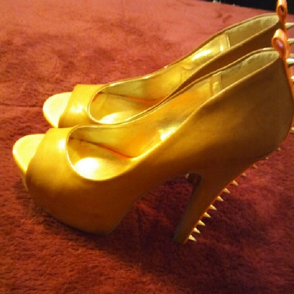 Shoe - Picture 2 of 4