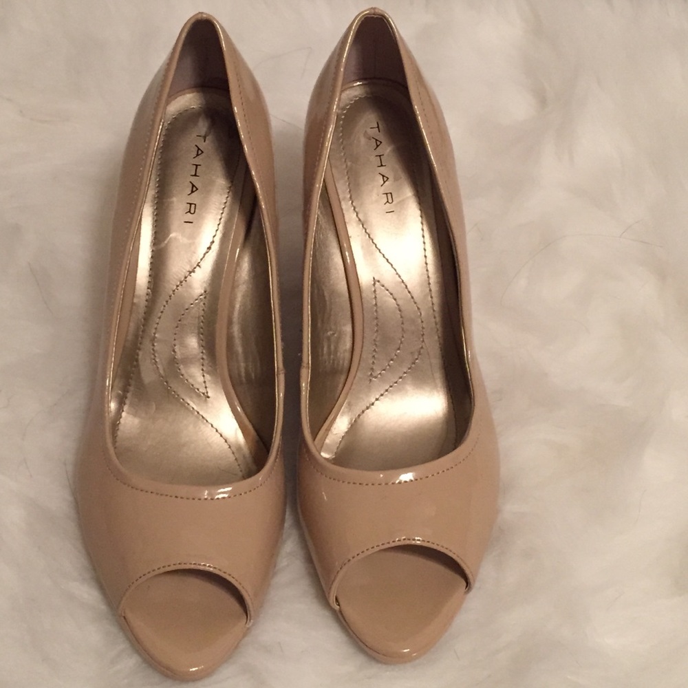 Tahari nude patent wedges