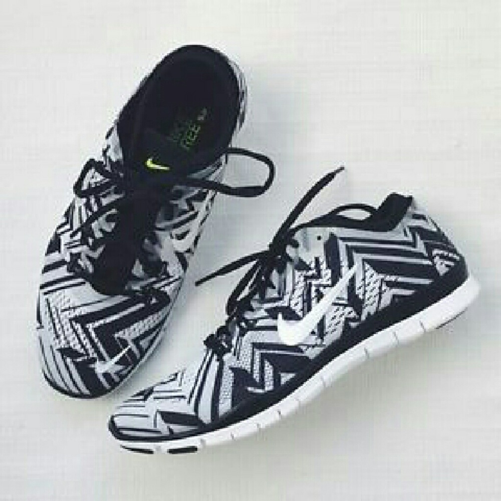 ISO Nike free 5.0 tr fit 4 black and silver print