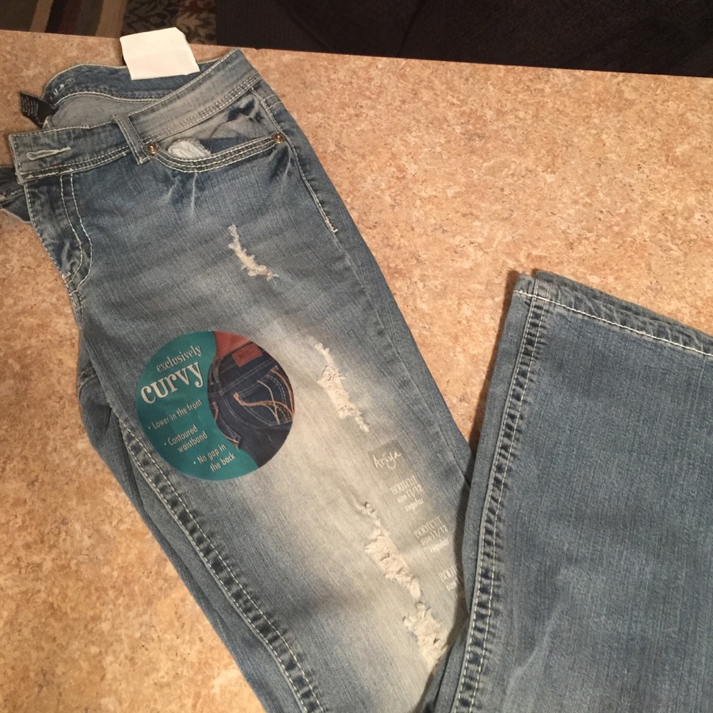 NWT ARIYA BOOTCUT FACTORY DESTROYED JEANS