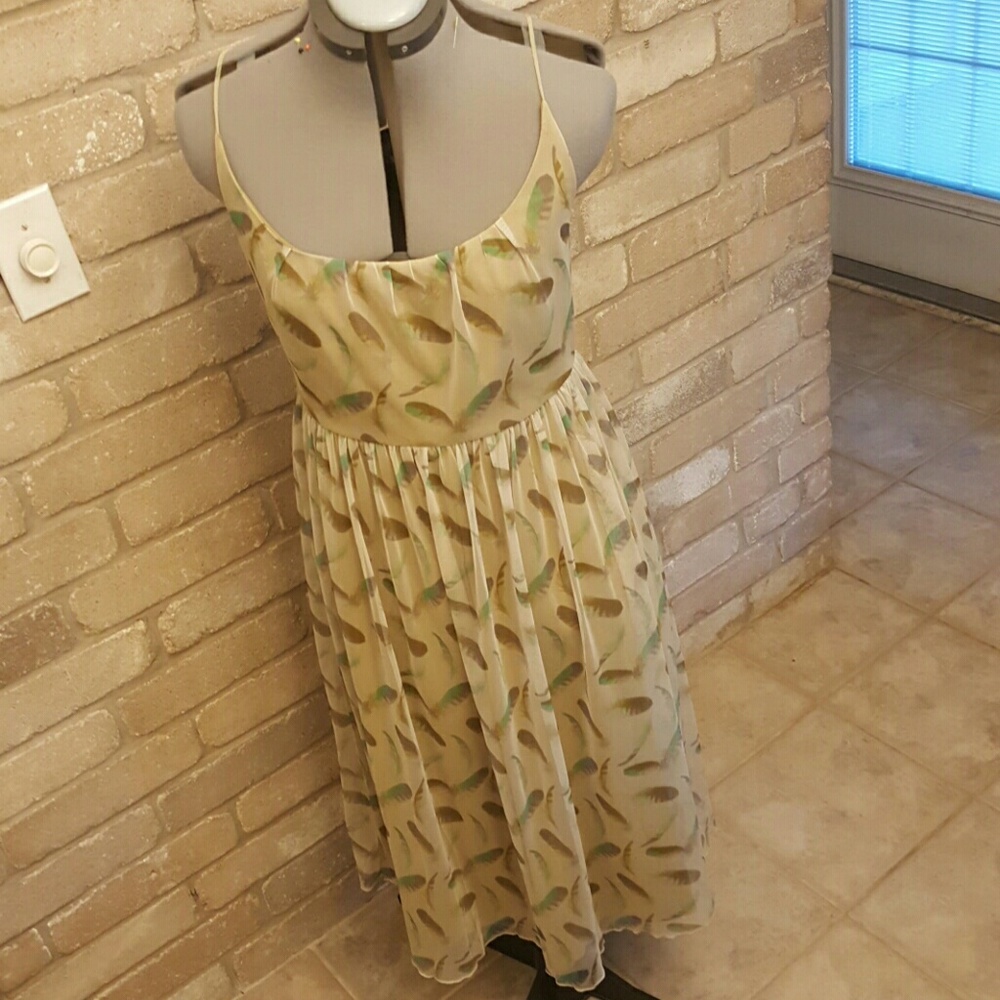 Feather print pleated dress
