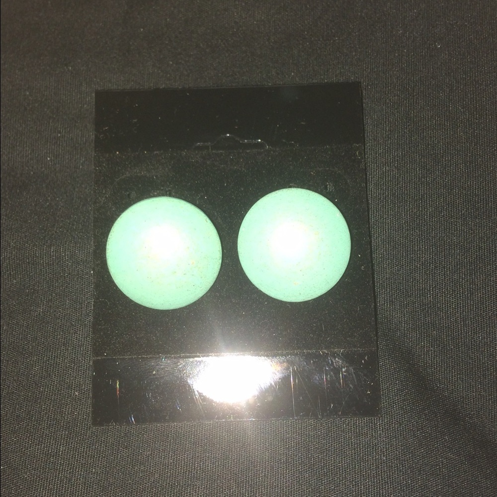 Green round earrings