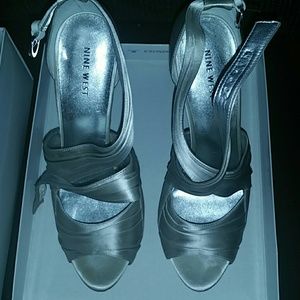 💐Nine West silver heels