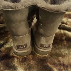 UGGS!! GREY SINGLE BAILEY BUTTONS..WORN ONCE!