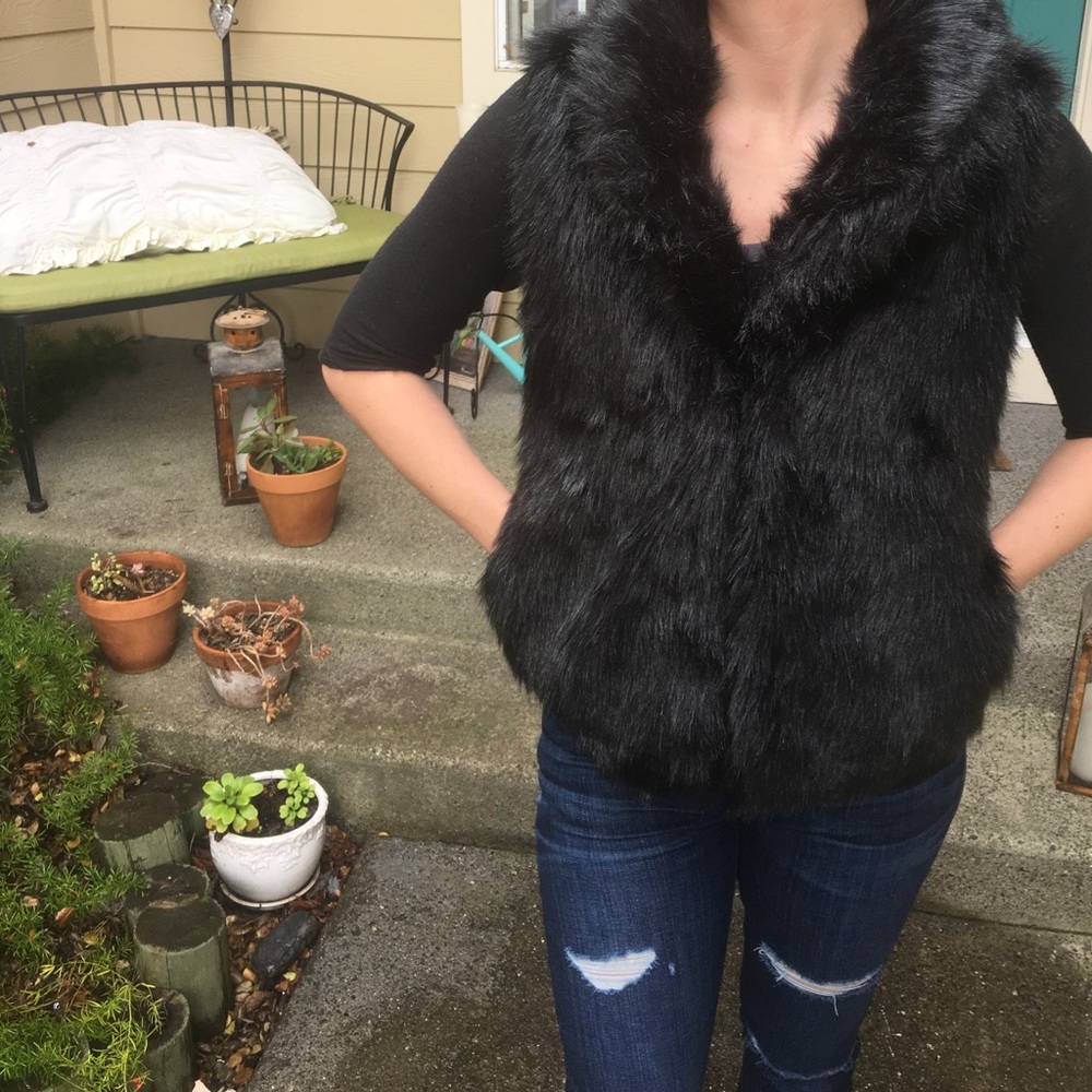BB Dakota gorgeous like new Black faux fur vest