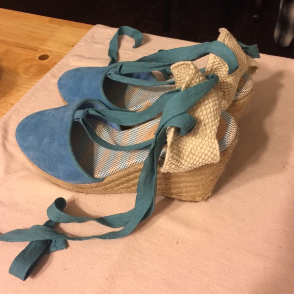 💕Gorgeous!! Velvety ankle tie wedges. Brand new! - Picture 2 of 4