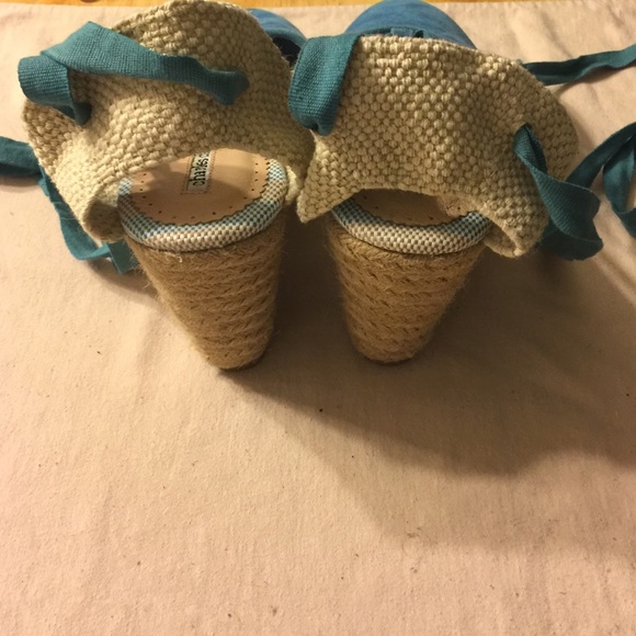 💕Gorgeous!! Velvety ankle tie wedges. Brand new! - Picture 3 of 4