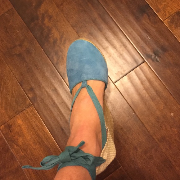 💕Gorgeous!! Velvety ankle tie wedges. Brand new! - Picture 4 of 4