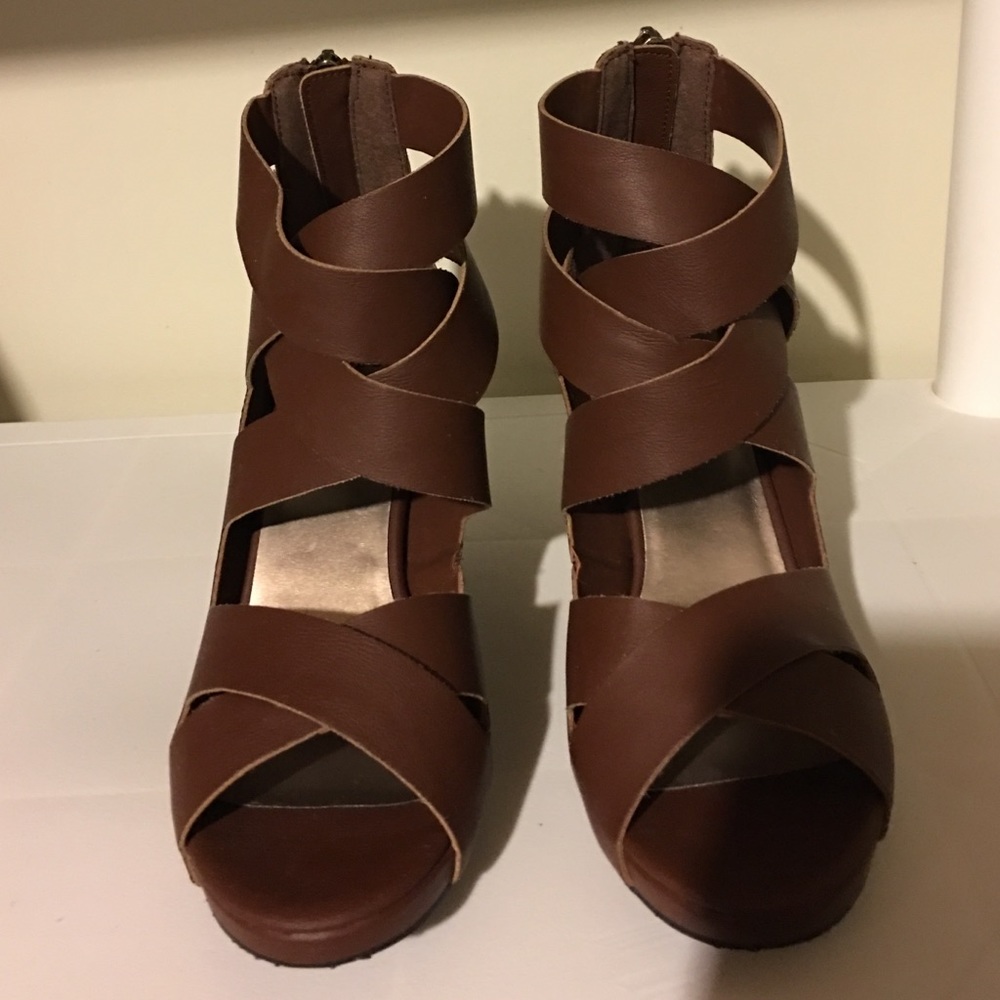 Like new Elle women shoes size 6.5 M Brown.