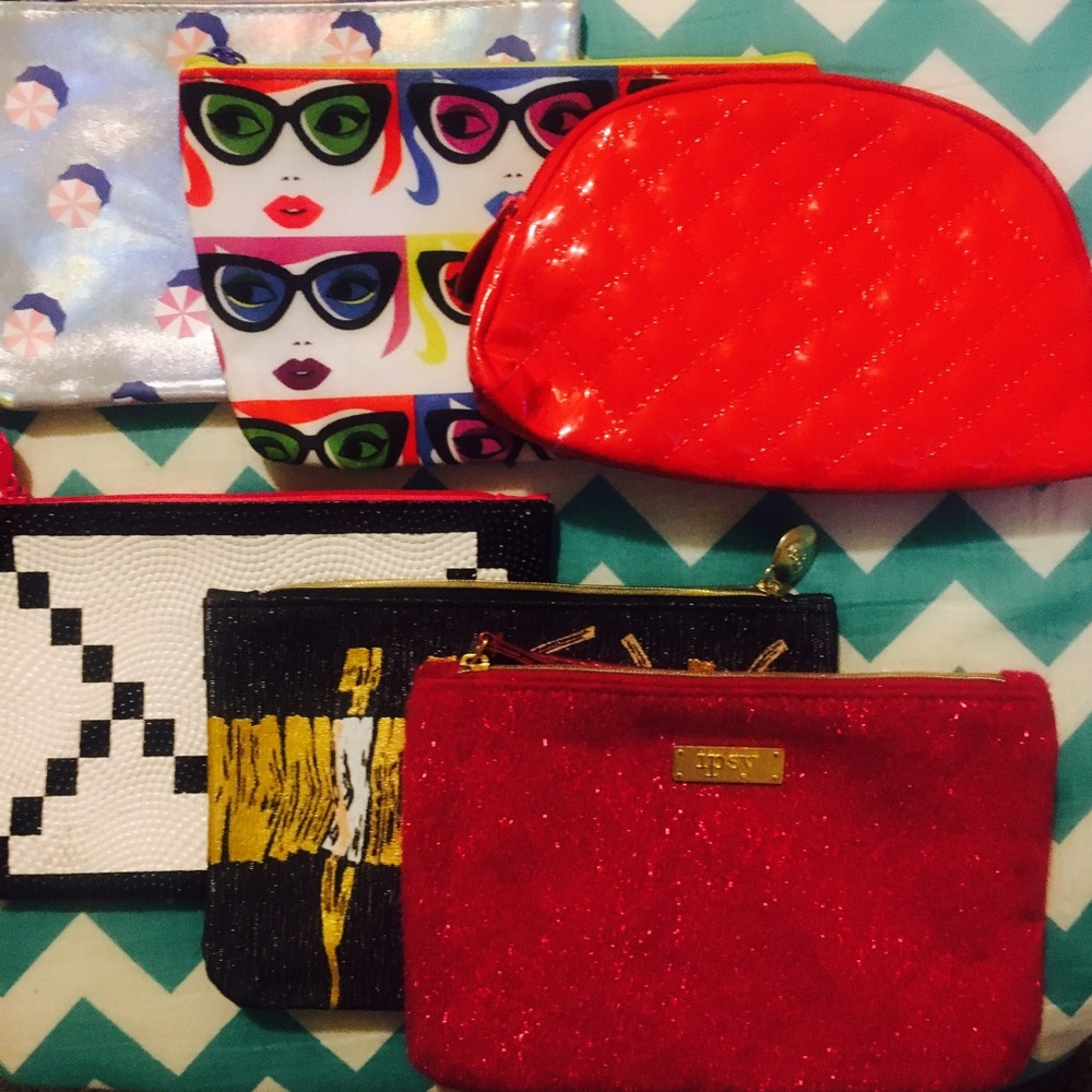 6 MAKEUP BAGS