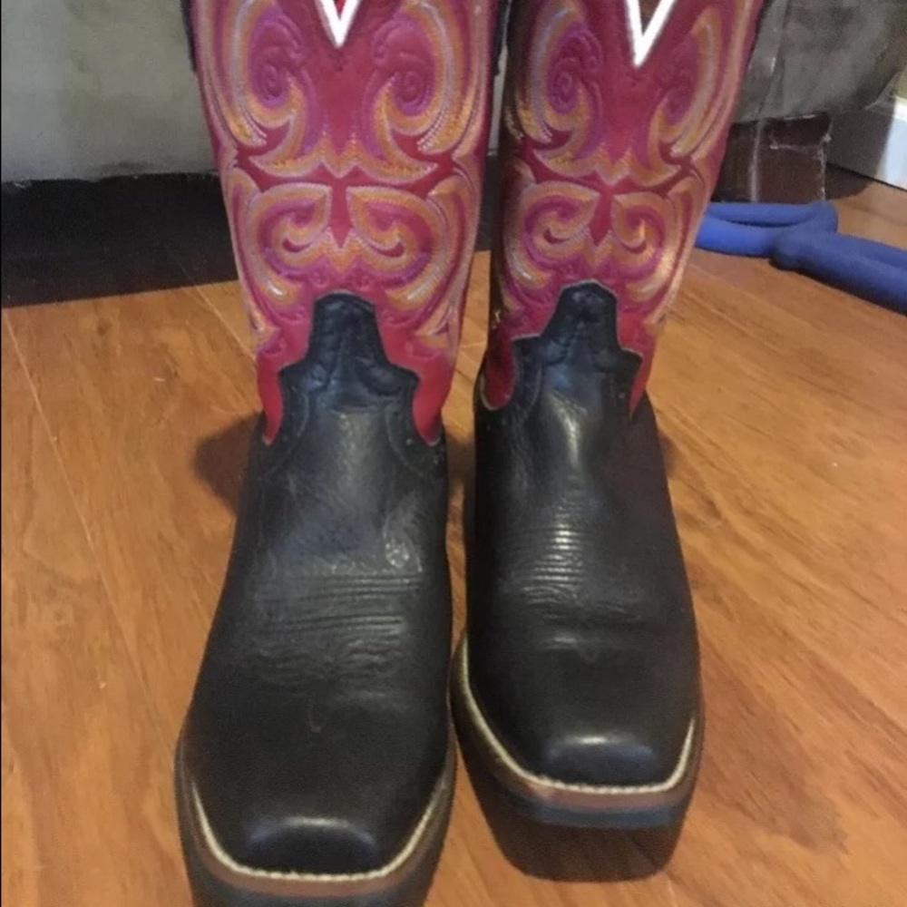 Justin cowboy boots size 6 1/2B.